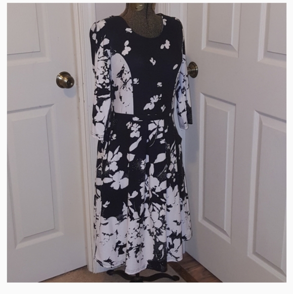 - Gorgeous DRESS with pockets!!! - Picture 4 of 8